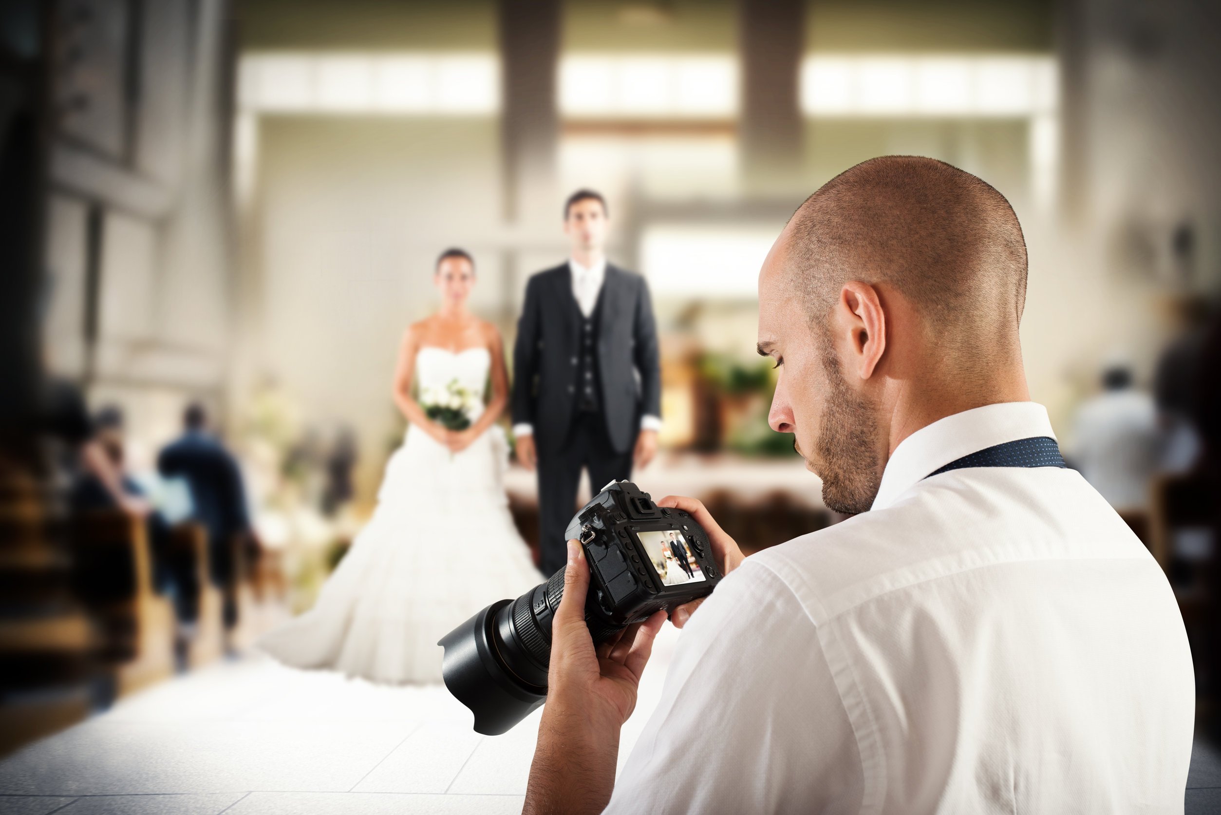 Zu berücksichtigende Faktoren bei der Einstellung eines Videografen für Ihre Hochzeit