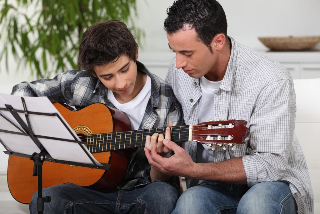 Wie man Gitarre spielen lernt: Ein Anfängerleitfaden